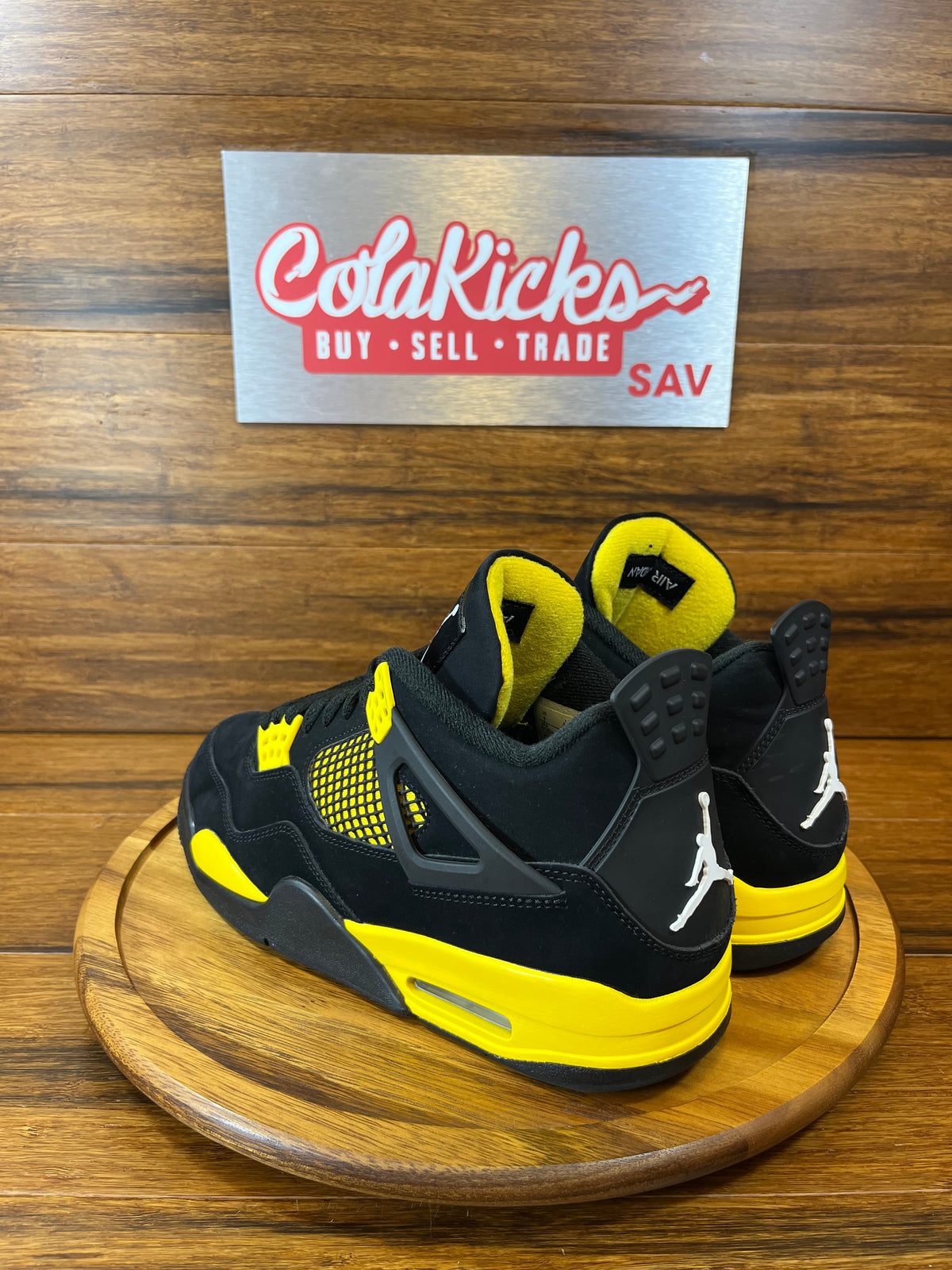 Jordan 4 Retro Thunder (2023)