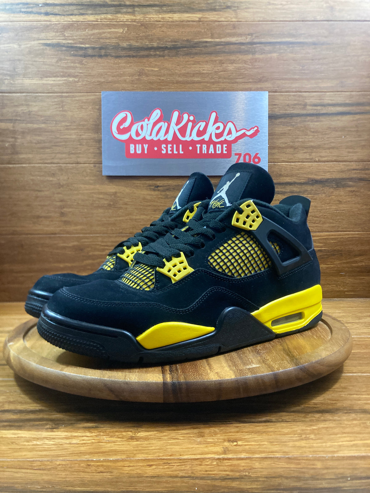 Jordan 4 Retro Thunder (2023)