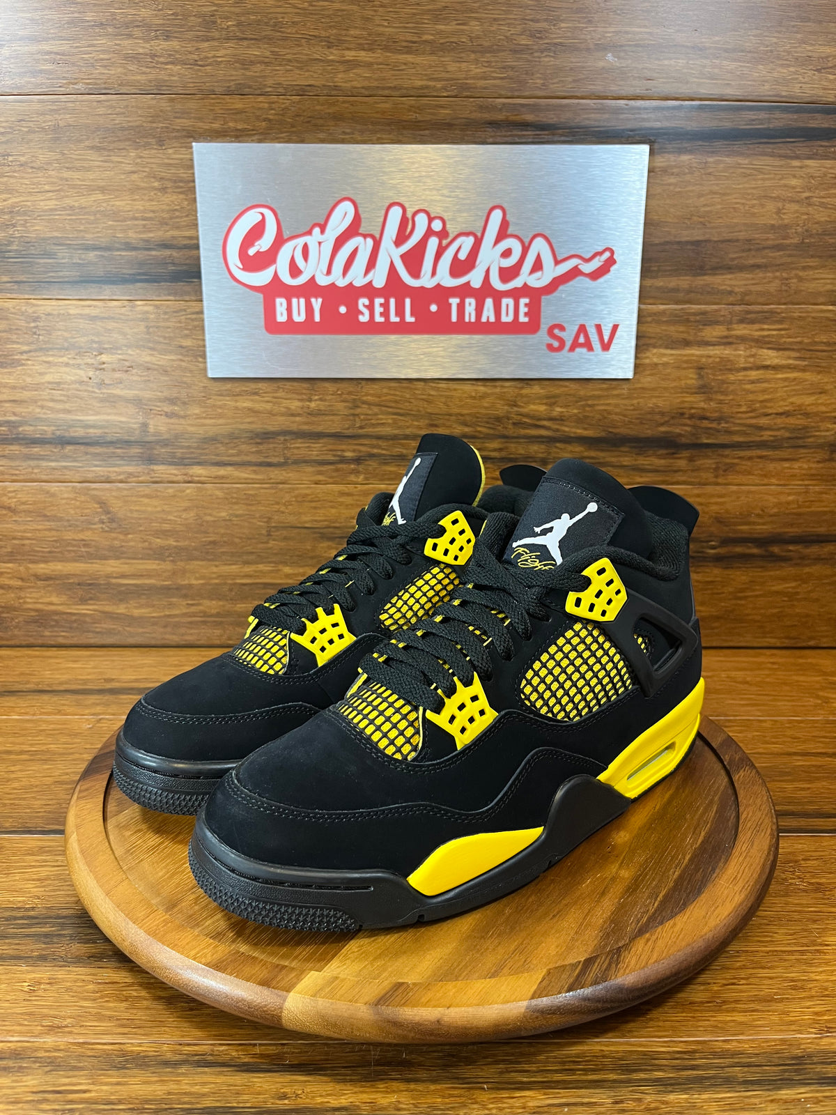 Jordan 4 Retro Thunder (2023)