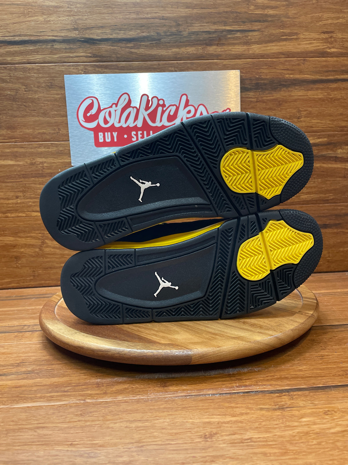 Jordan 4 Retro Thunder (2023)