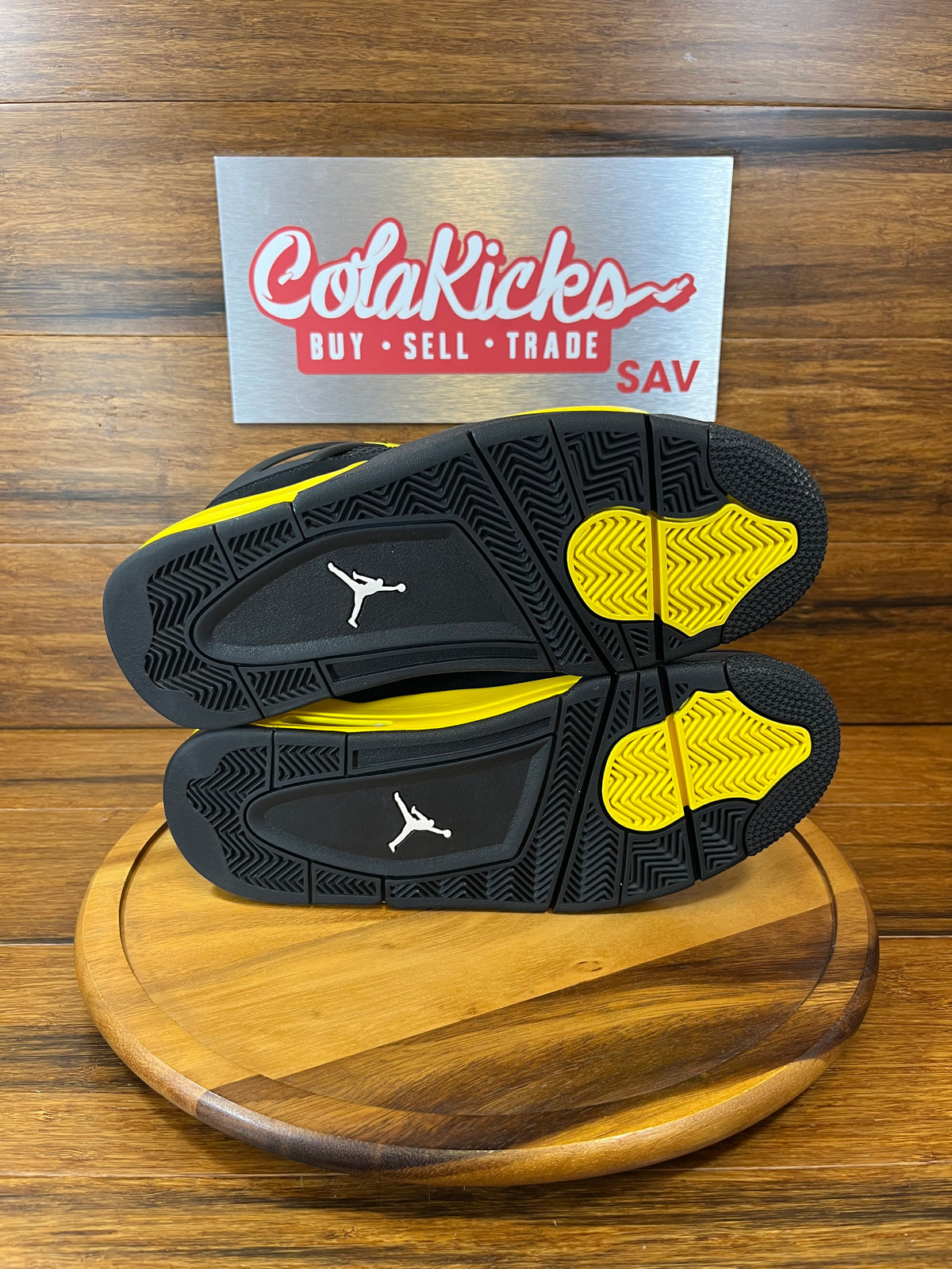 Jordan 4 Retro Thunder (2023)