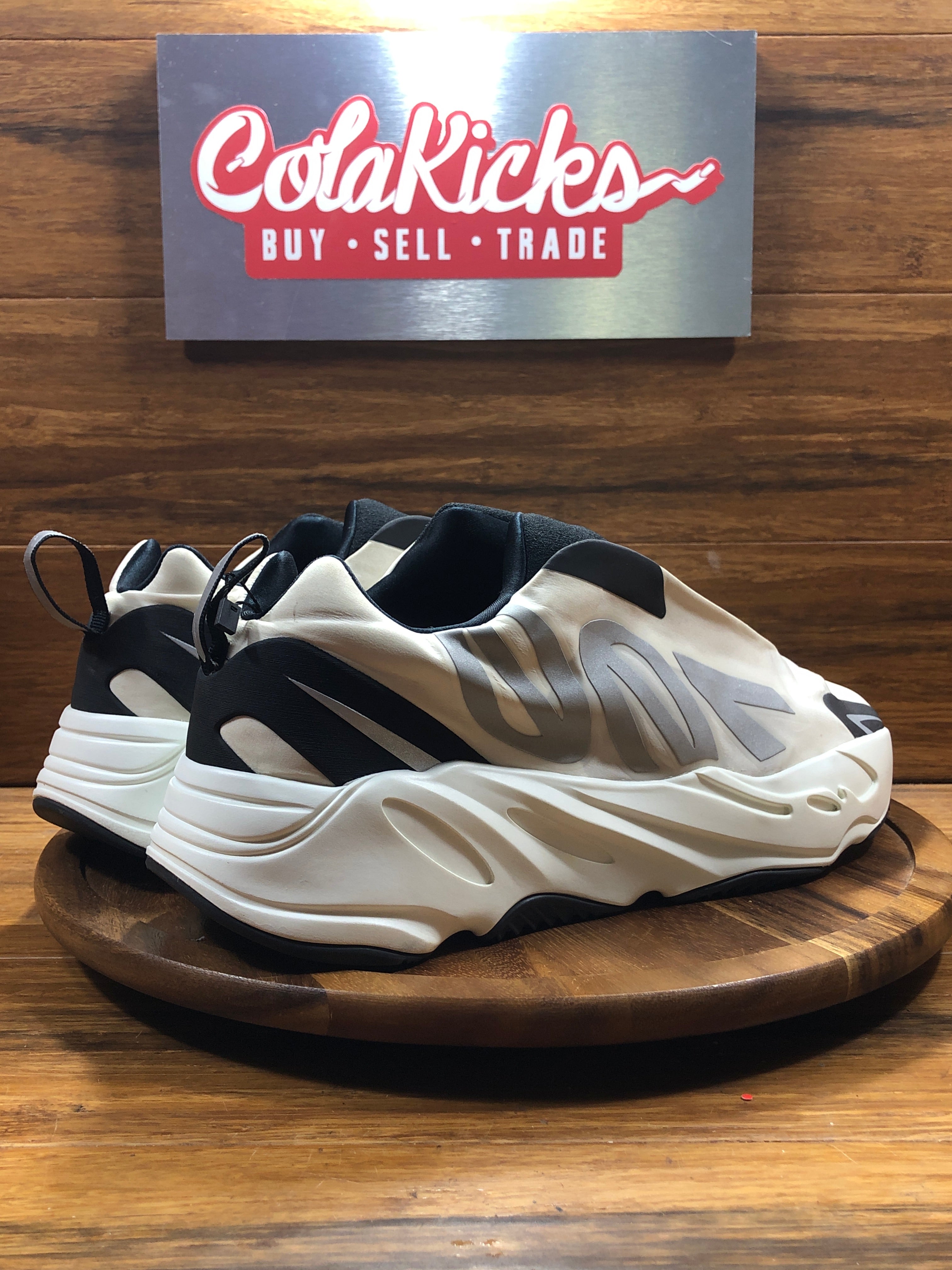 adidas Yeezy Boost 700 MNVN Laceless Analog