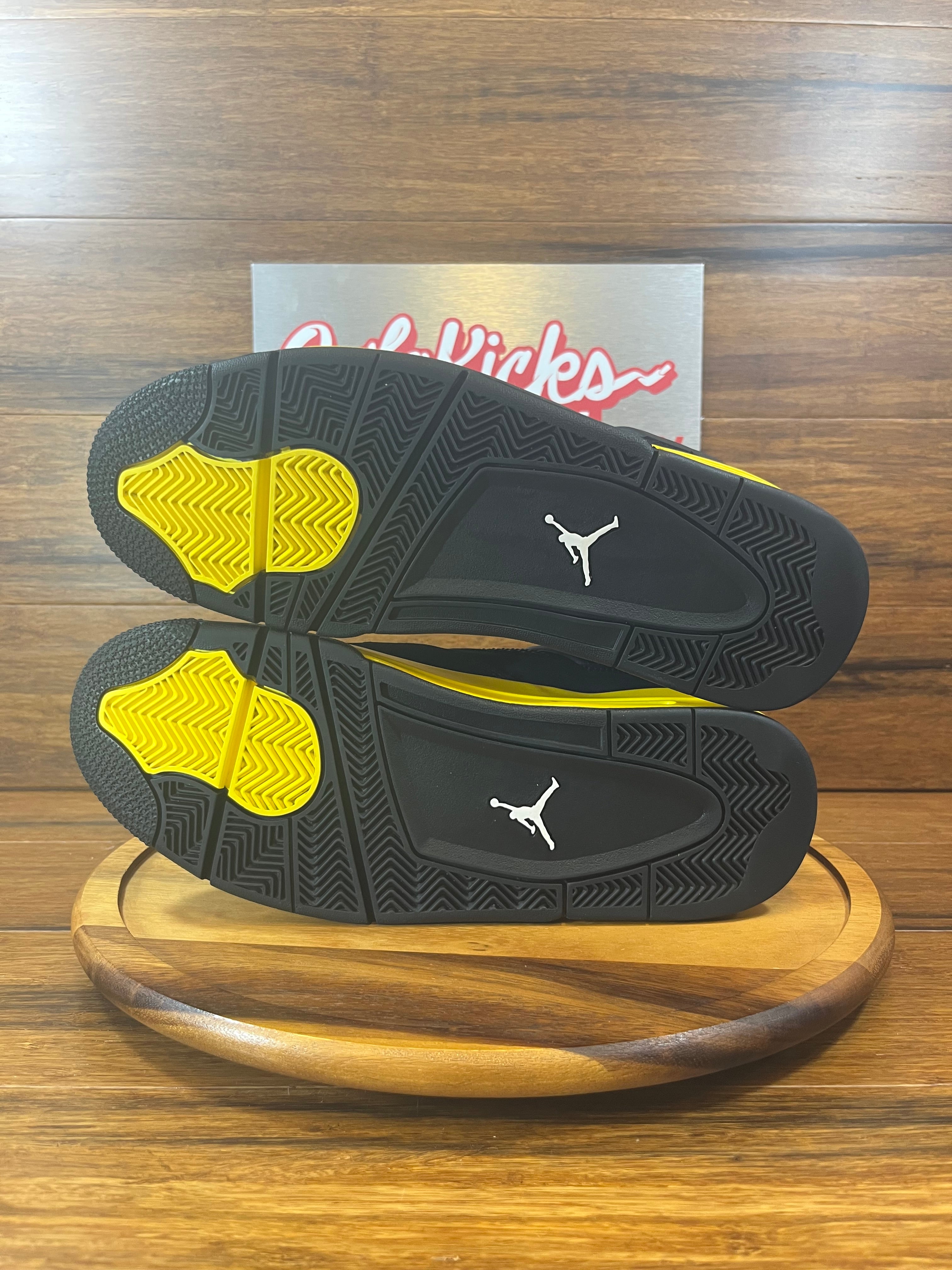 Jordan 4 Retro Thunder (2023)
