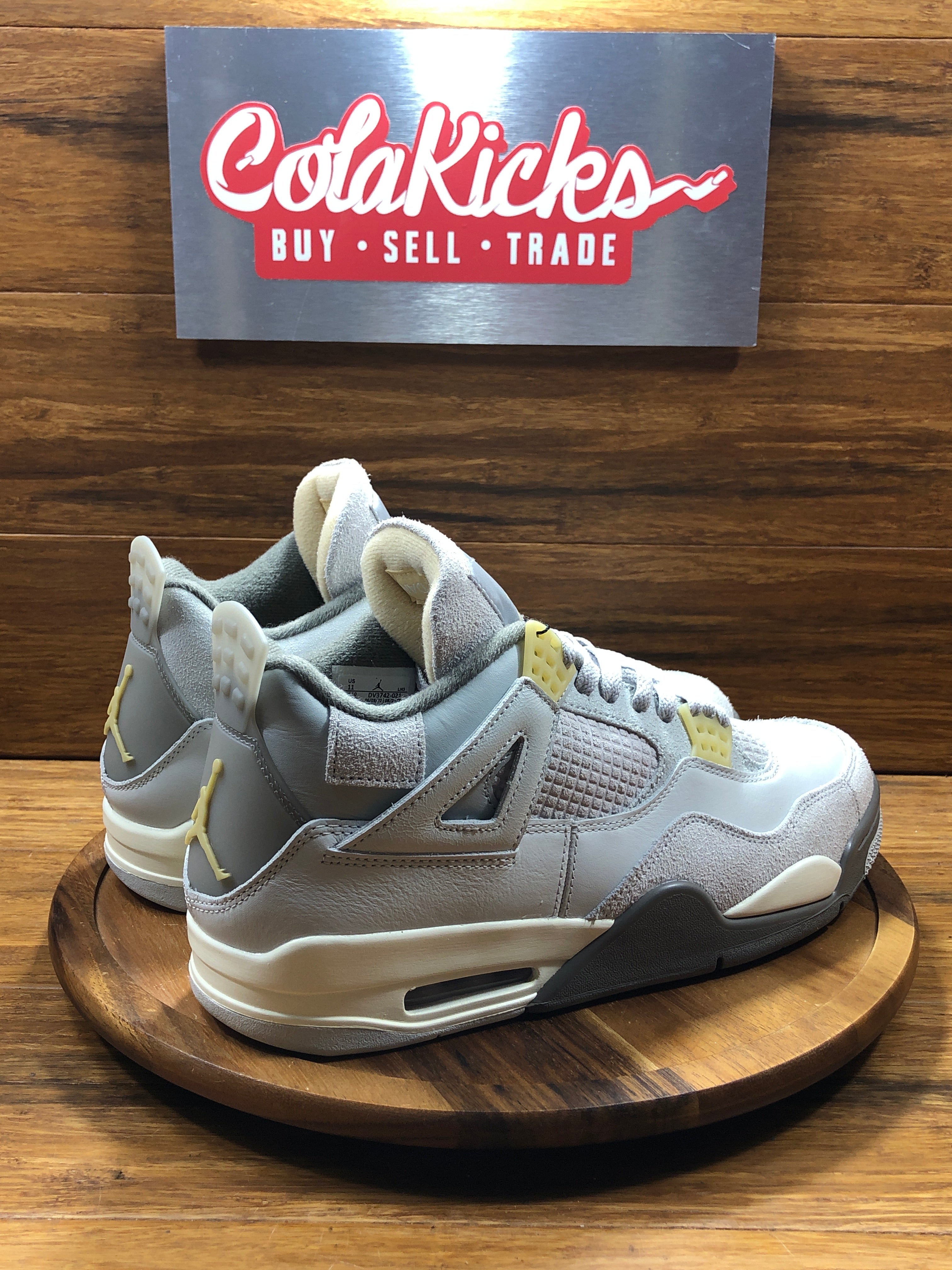 Jordan 4 Retro SE Craft Photon Dust