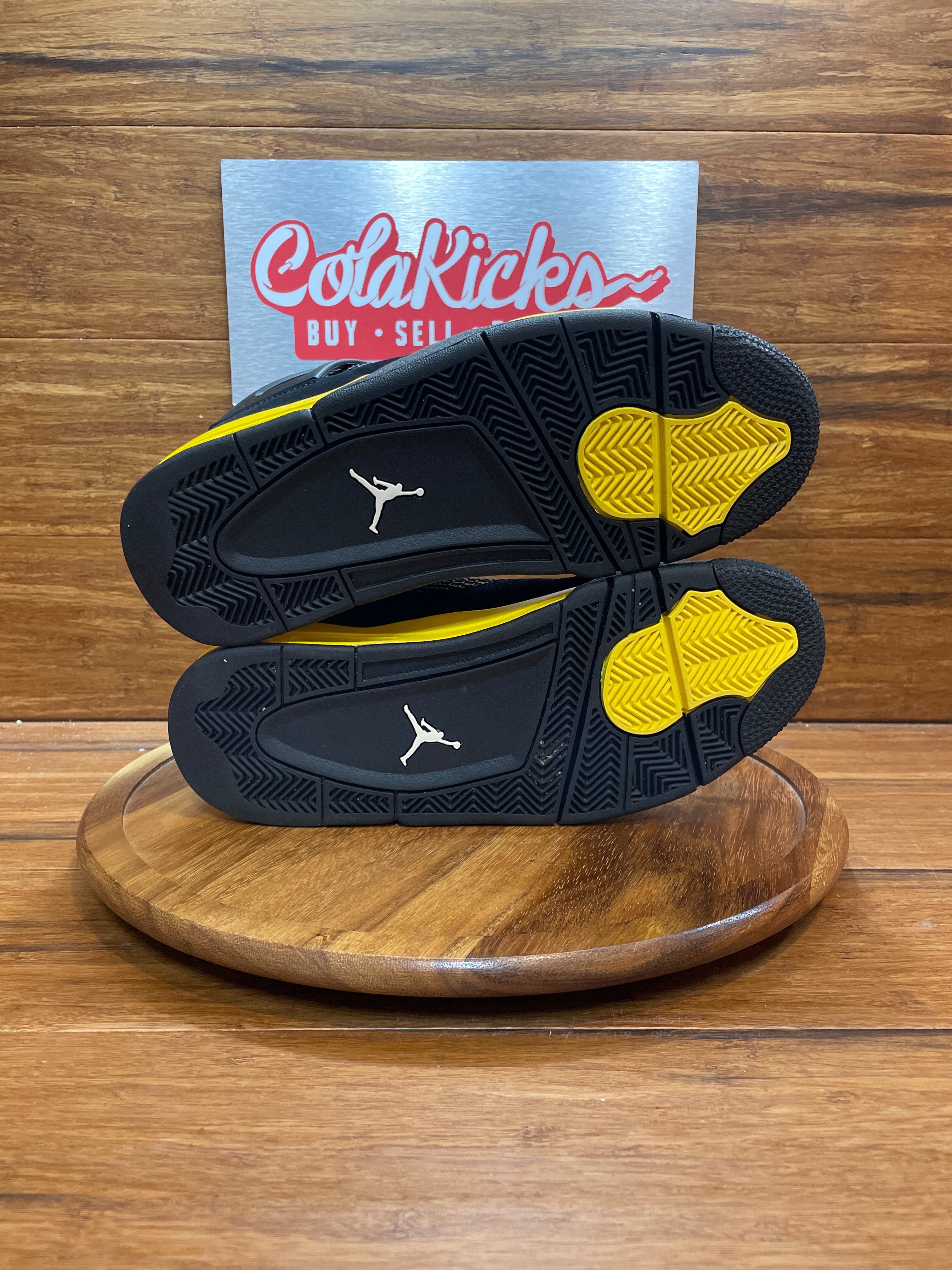 Jordan 4 Retro Thunder (2023)