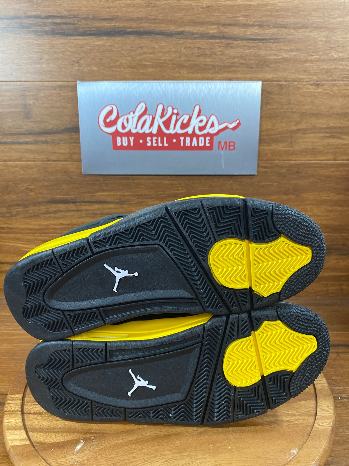 Jordan 4 Retro Thunder (2023)