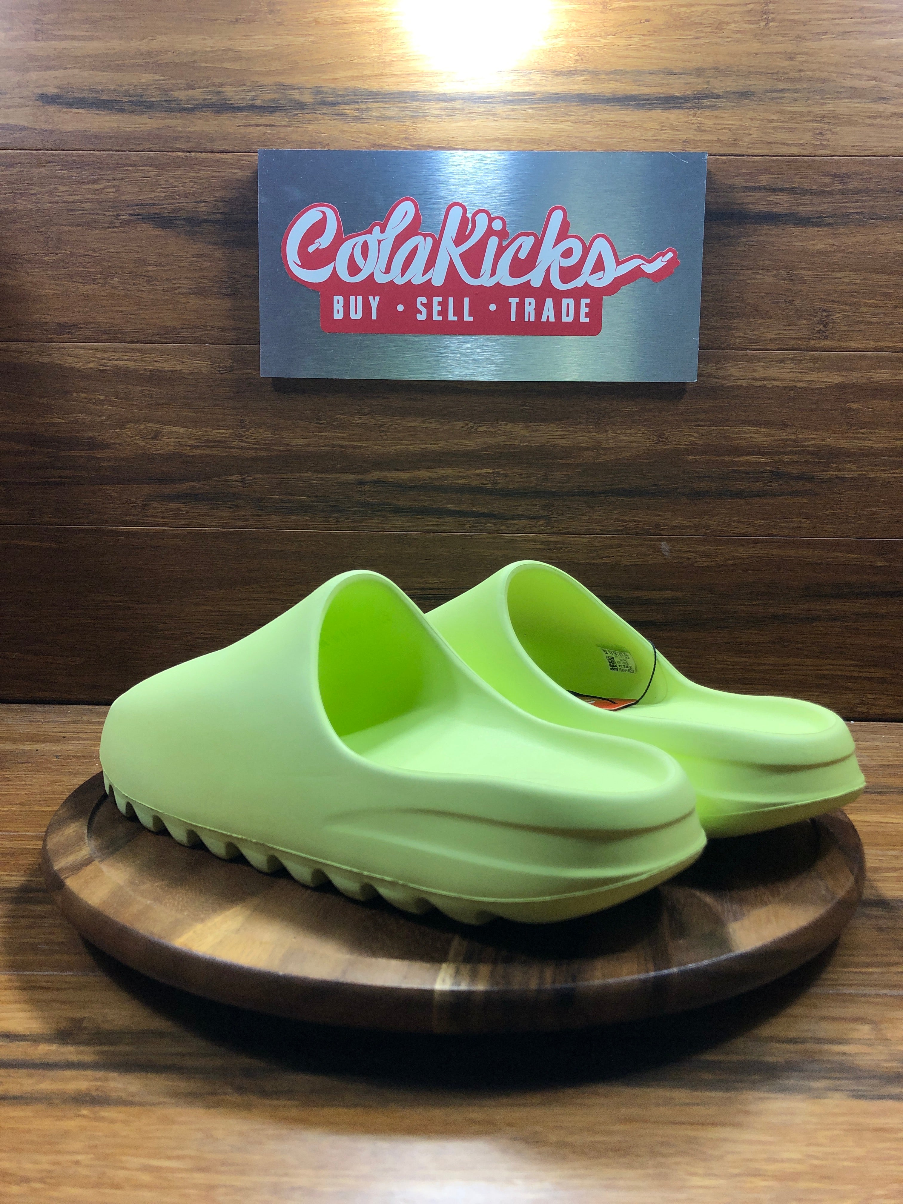 靴 adidas yeezy slide glow green adidas Yeezy Slide Glow Green