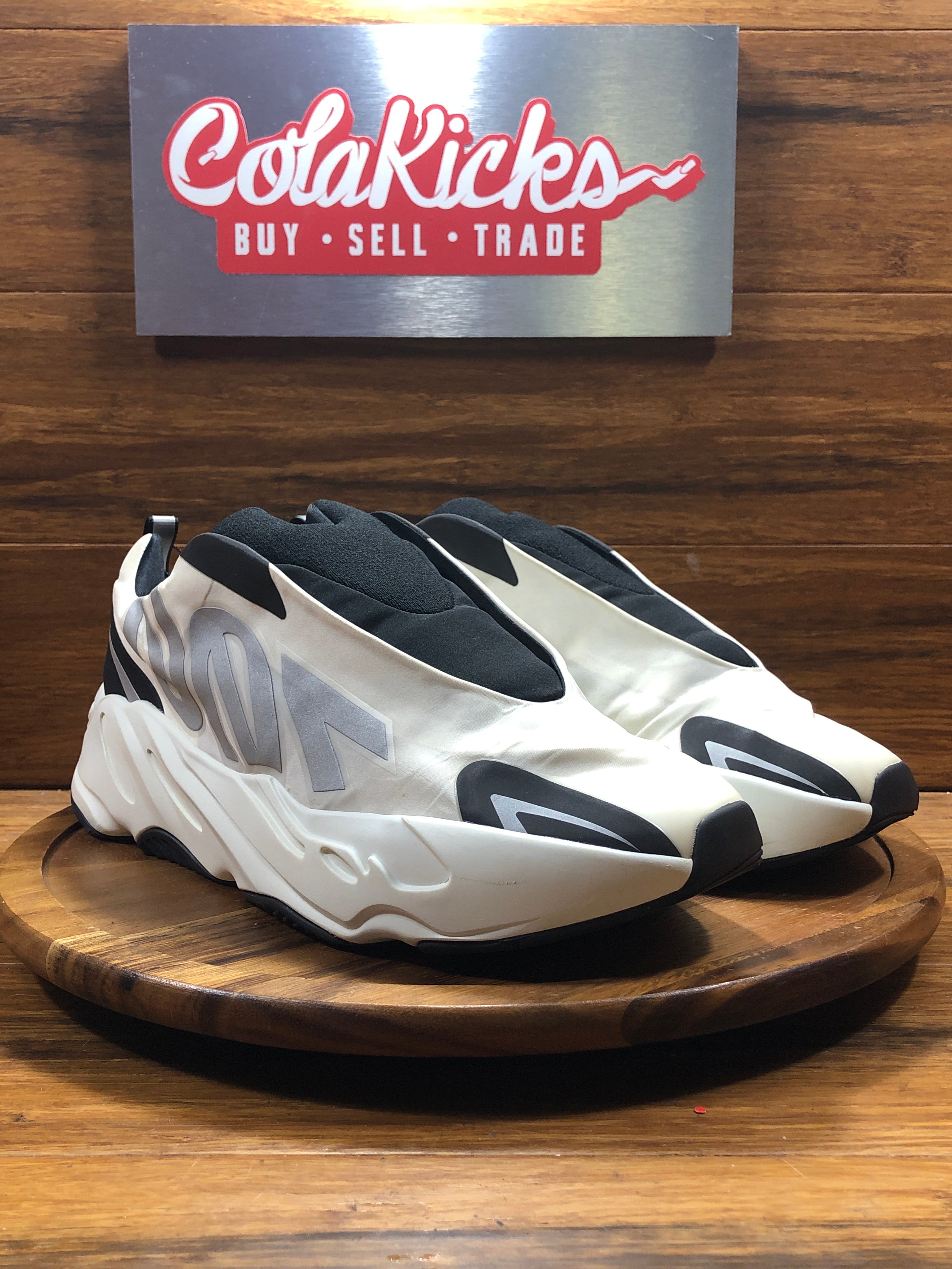 adidas Yeezy Boost 700 MNVN Laceless Analog