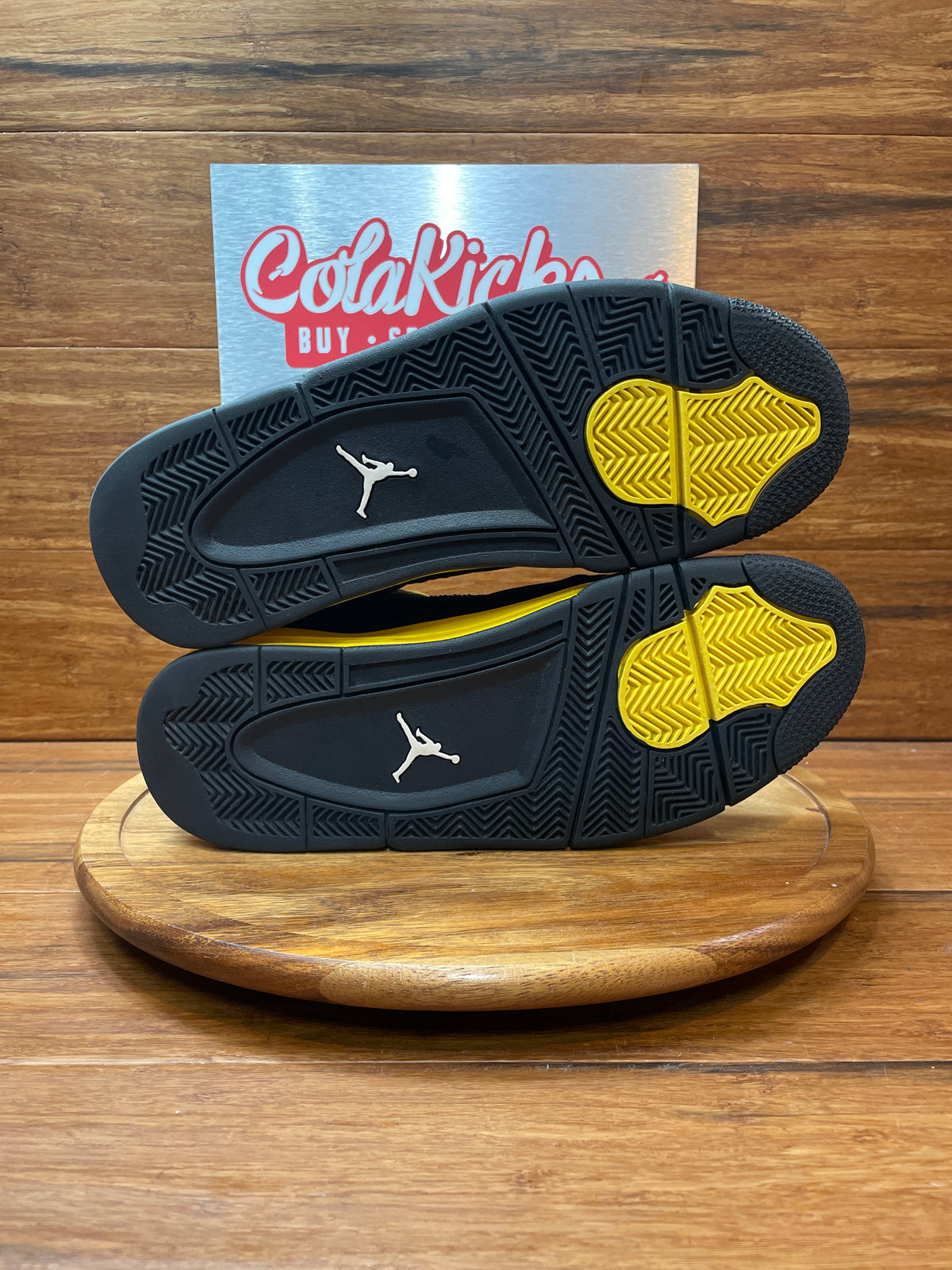 Jordan 4 Retro Thunder (2023)