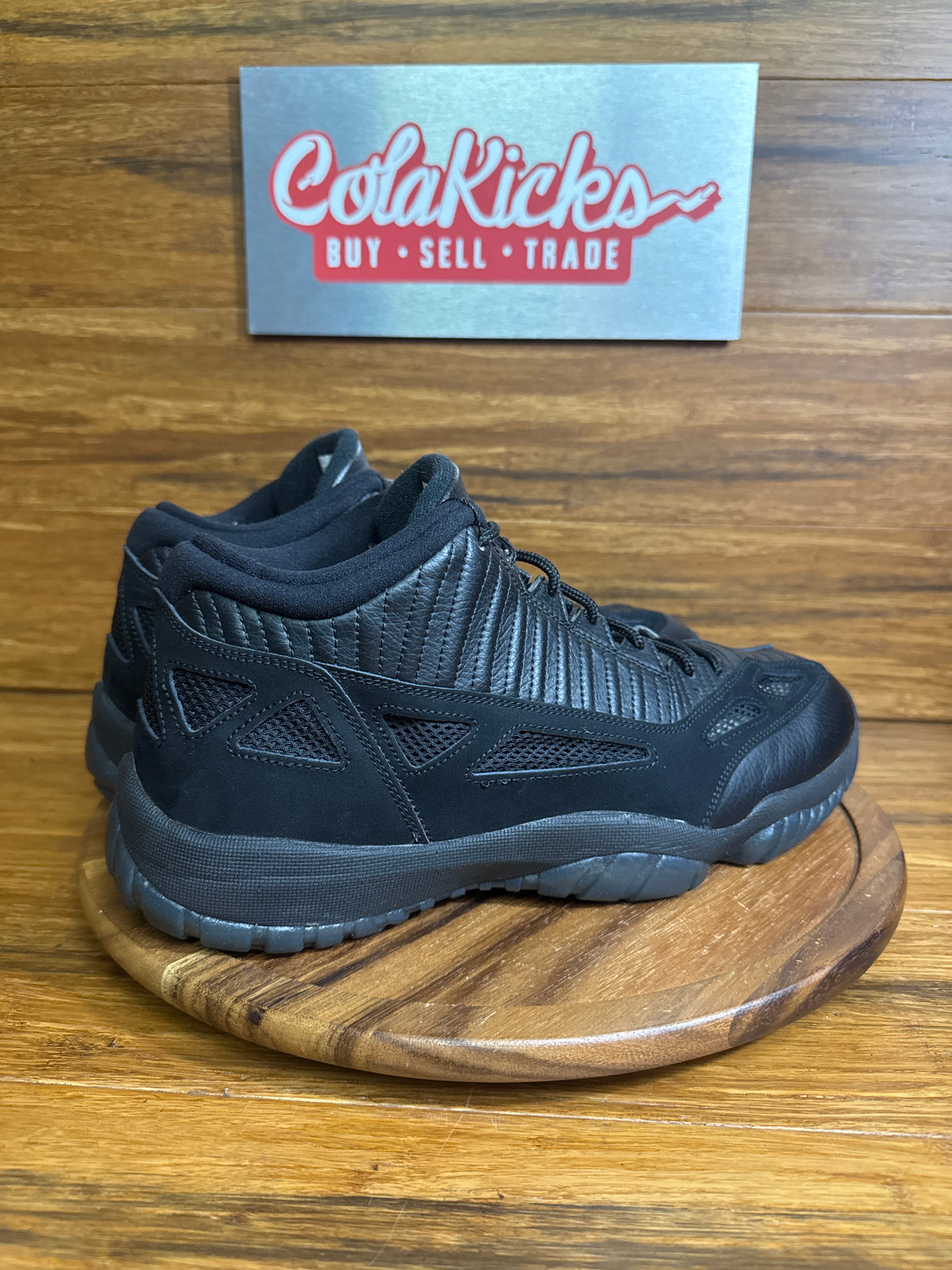 Jordan 11 Retro Low IE Referee (2015)