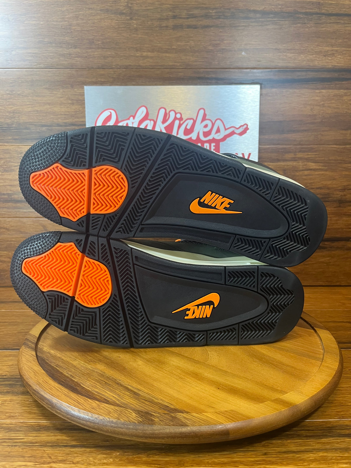 Jordan 4 Retro OG SP Undefeated (2025) (missing extras)