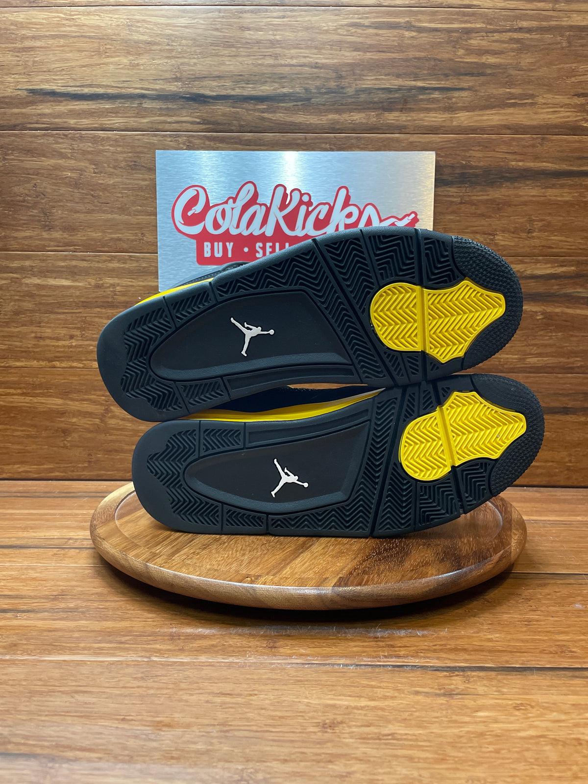 Jordan 4 Retro Thunder (2023)